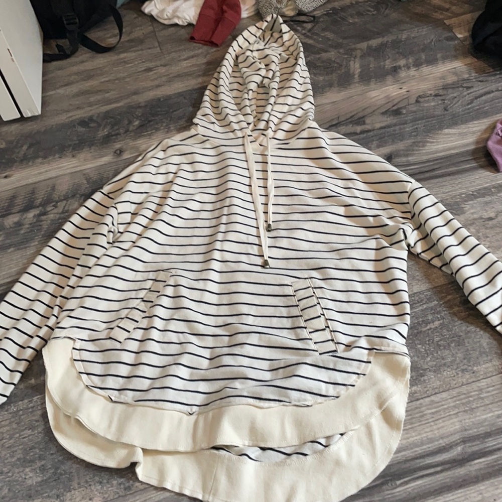 Long sweater/long sleeve shirt! Covers butt! Thin!